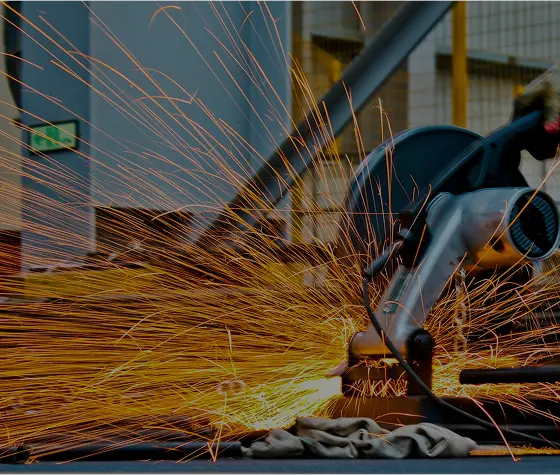 Chispas de soldadura en proceso industrial con materiales refractarios